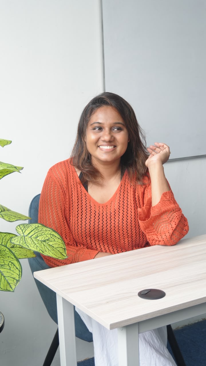 Lahiruka at a desk